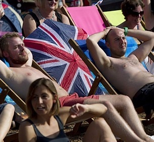 F&atilde;s brit&acirc;nicos das Olimp&iacute;adas aproveitam o dia de sol no Hyde Park