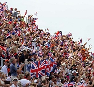 Torcida inglesa comemora durante uma das partidas dos Jogos