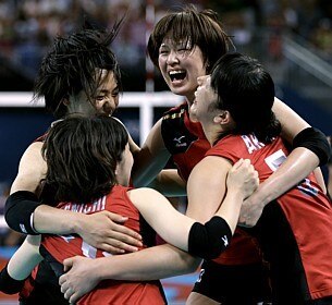 Jogadoras do Jap&atilde;o comemoram a conquista do bronze
