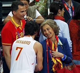 Jogador de basquete Juan-Carlos Navarro &eacute; cumprimentado pela Rainha Sofia, da Espanha, depois da vit&oacute;ria sobre a R&uacute;ssia