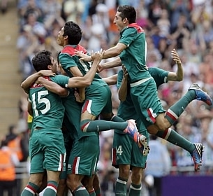 Time do M&eacute;xico celebra medalha de ouro conseguida ap&oacute;s vit&oacute;ria sobre o Brasil 