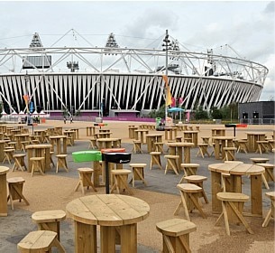 Vista das mesas do Olympic Park, que viviam lotadas e agora est&atilde;o vazias