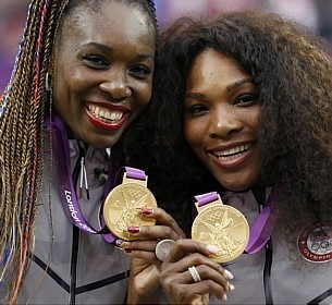 Venus e Serena Williams mostram as medalhas de ouro recebidas no torneio de duplas