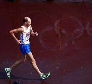 Sergey Kirdyapkin vence a marcha atl&eacute;tica de 50 