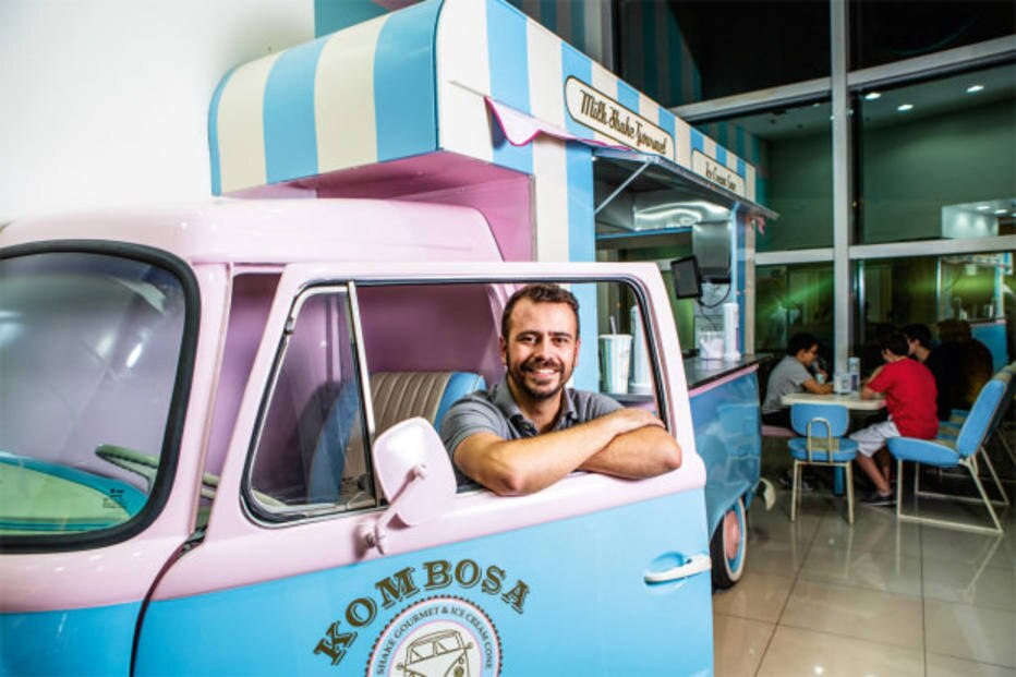 Divulgação - A Kombosa Shake nasceu das três paixões do empresário Diego Fernando Juliano: milk-shake, food truck e Kombi. O negócio começou a operar há um ano e dois meses e faz sucesso com sabores criativos, como o lemon chip, com limão espremido na hora, calda de limão siciliano e gotas de chocolate belga. Hoje, são quatro food trucks em operação e o negócio vai se expandir também por franquias. A Kombosa Shake nasceu das três paixões do empresário Diego Fernando Juliano: milk-shake, food truck e Kombi. O negócio começou a operar há um ano e dois meses e faz sucesso com sabores criativos, como o lemon chip, com limão espremido na hora, calda de limão siciliano e gotas de chocolate belga. Hoje, são quatro food trucks em operação e o negócio vai se expandir também por franquias.