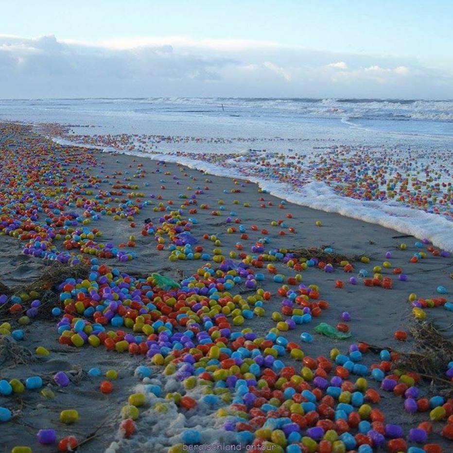 Ap&oacute;s tempestade, ilha alem&atilde; amanhece repleta de brinquedos parecidos com Kinder Ovo