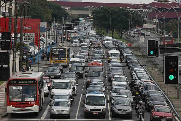 Protestos de sem-teto e comerciantes bloqueiam trânsito em cinco pontos de SP