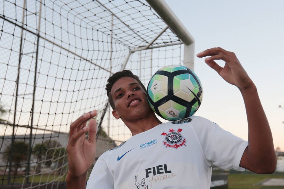Xodó da torcida, Pedrinho fica no Corinthians para retribuir apoio