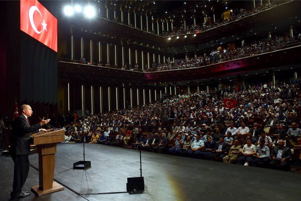 O presidente turco Recep Tayyip Erdogan discursa em evento para homenagear os mortos na tentativa de golpe do dia 15