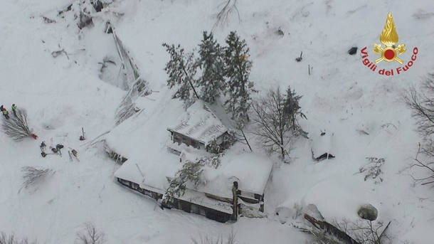 Imagem aérea feita pelos socorristas italianos mostra o hotel Rigopiano quase totalmente soterrado pela neve após ser atingido por avalanche