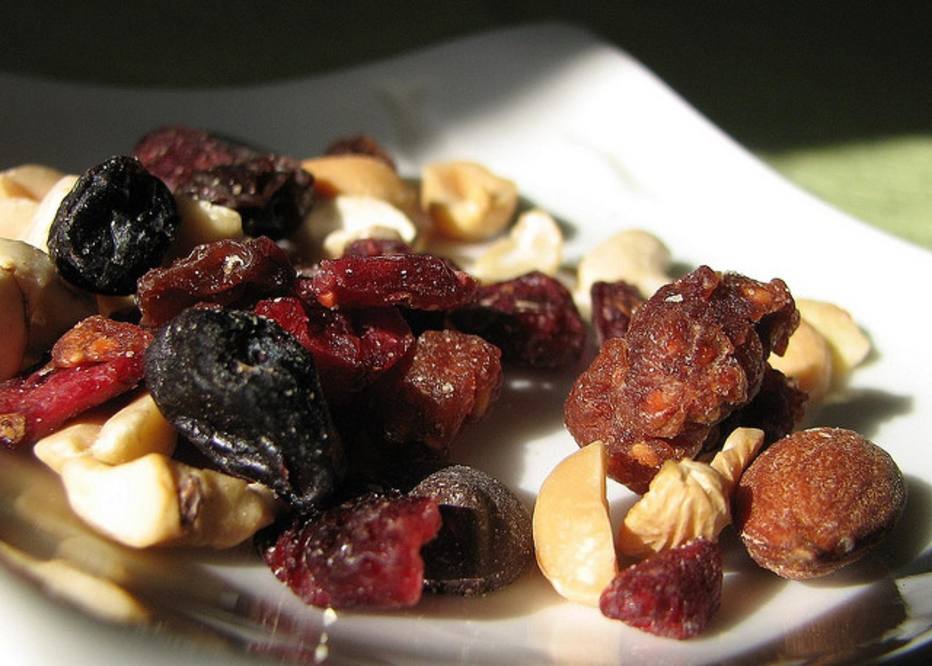 S. Grace/Creative Commons - Pelo que substituir? Castanhas e frutas secas podem substituir. Mas cuidado com as quantidades, pois são alternativas muito calóricas Pelo que substituir? Castanhas e frutas secas podem substituir. Mas cuidado com as quantidades, pois são alternativas muito calóricas