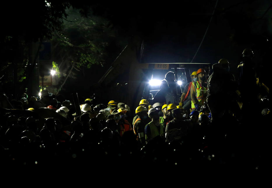 ctv-cyy-rescuers-and-people---henry-romero--reuters
