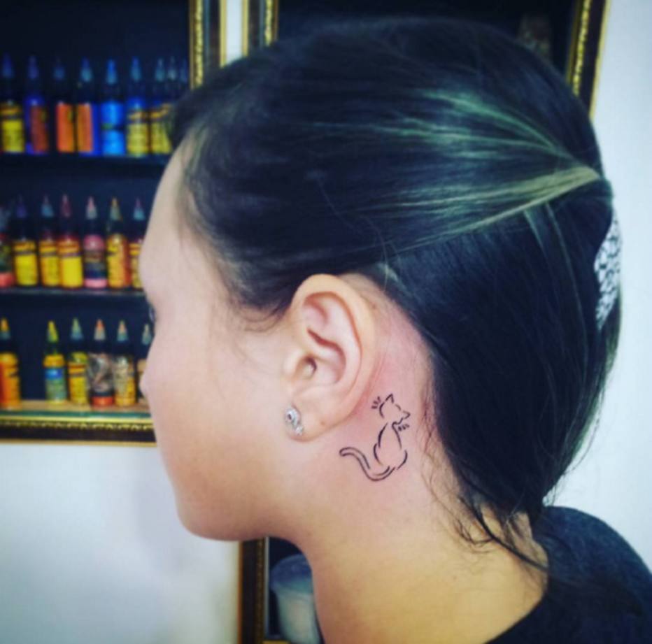 O gatinho de costas também é uma opção graciosa para tatuar atrás da orelha.