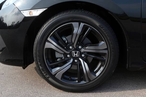 Comparativo: Honda Civic Sport x Citroën C4 Lounge THP