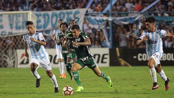 Eleito o melhor em campo na estreia, Dudu exalta atuações no Palmeiras
