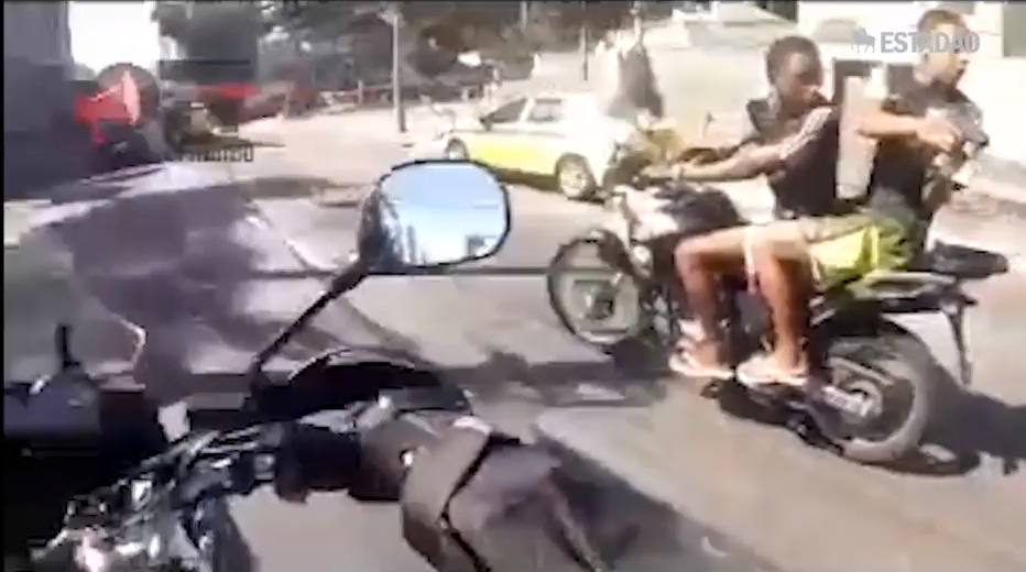 C Mera No Capacete Motociclista V Tima De Assalto E Filma