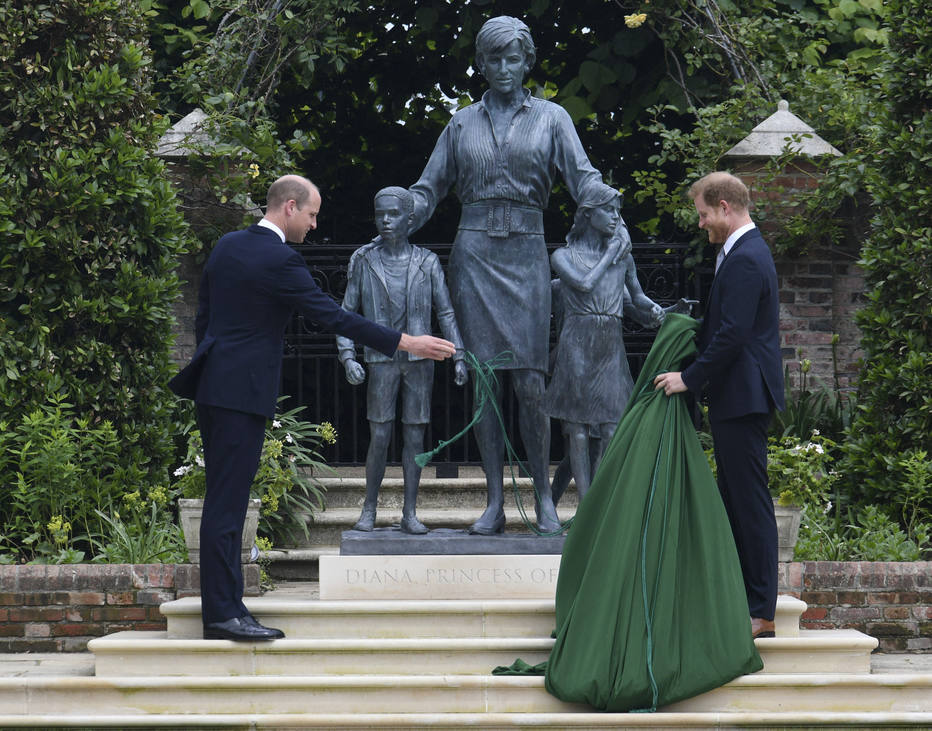 William E Harry Se Reencontram Em Inaugura O De Est Tua Em Homenagem