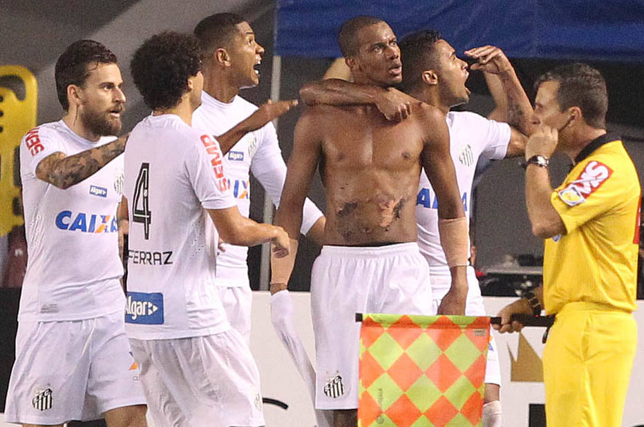 Copete chamou a atenção após tirar camisa e mostrar queimaduras na barriga ao comemorar um gol.