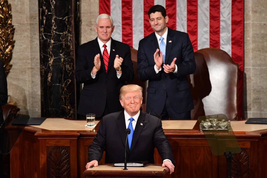 Donald Trump ouve e agradece os aplauosos dunrate o discurso do Estado da União no Congresso