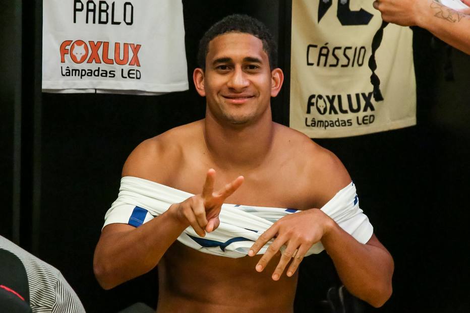 Zagueiro posta texto em agradecimento à fiel