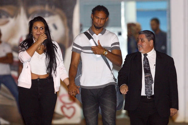 Ex-goleiro Bruno deixa a prisão após habeas corpus do STF