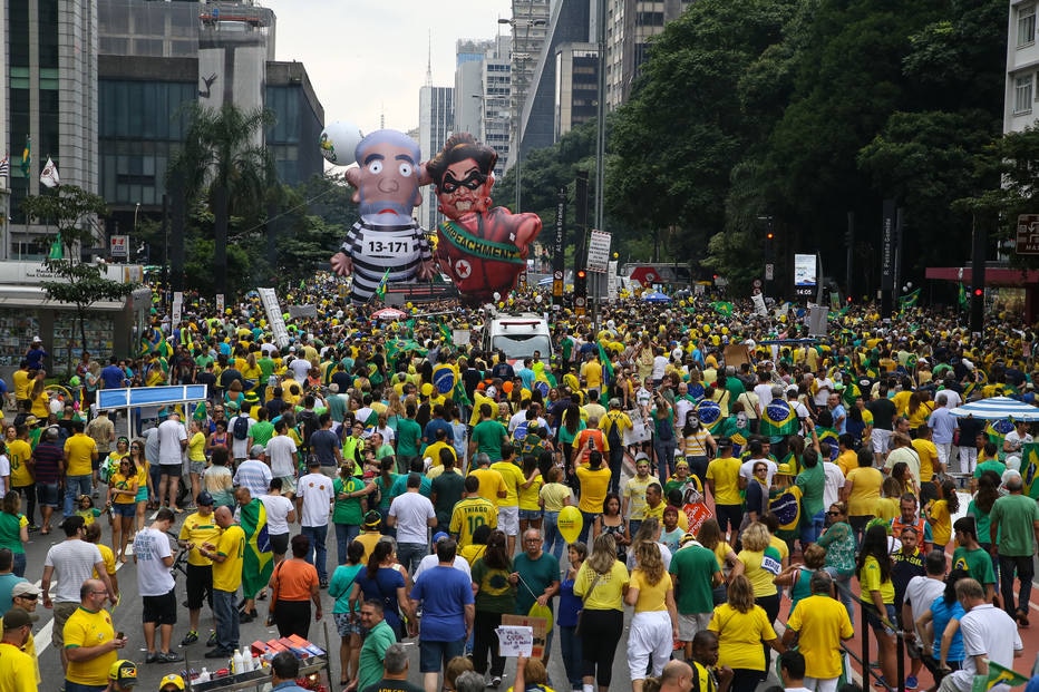 Manifestantes levaram bonecos da presidente Dilma e do ex-presidente Lula