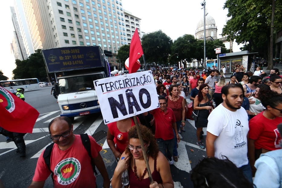 Cerca de&nbsp;500 manifestantes&nbsp;chegam à Cinelândia para se juntar ao ato contra a PL 4330. São pessoas ligadas à partidos como PSOL, PSTU e PCB, que estavam reunidos na Candelária. Eles evitaram se juntar cedo ao ato organizado pela CUT, considerado governista.