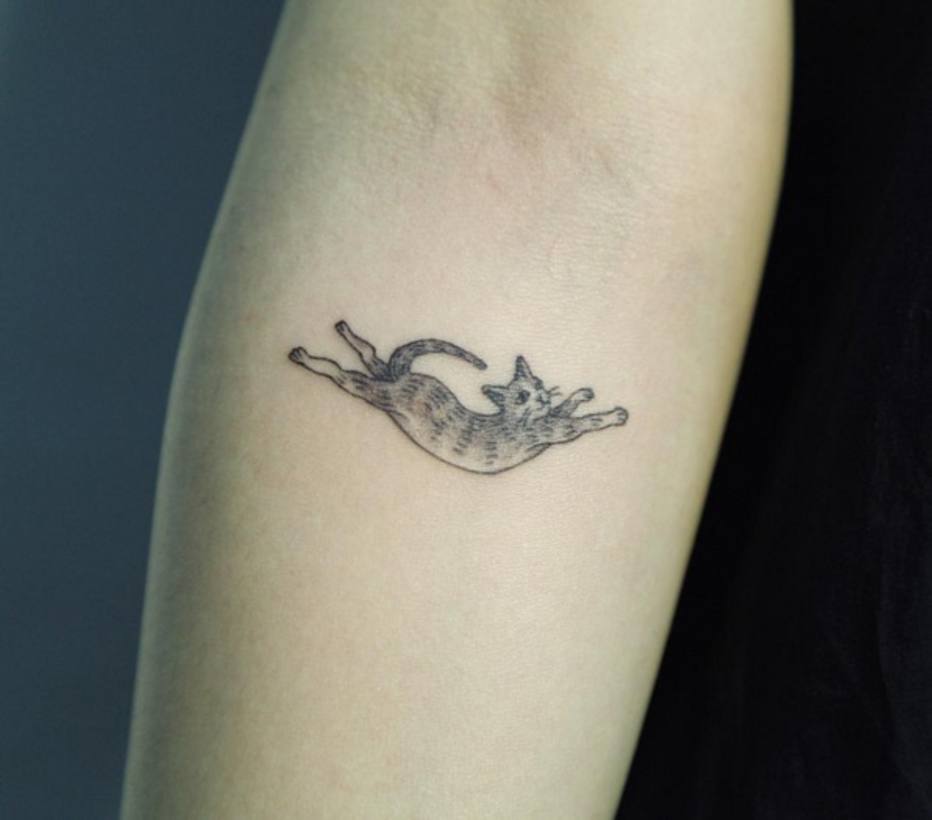 Vale conversar com o tatuador e pedir um gatinho personalizado. O traço da foto, por exemplo, é mais leve e lembra um desenho em quadrinho, o que deixa a tattoo mais divertida.