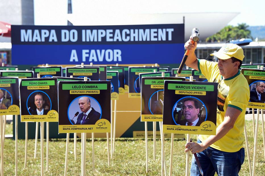 Briga online exp&otilde;e racha da 'nova direita'