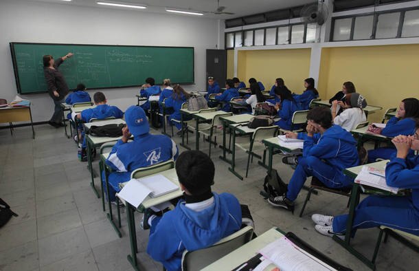 Um em cada 4 alunos está atrasado no ensino médio