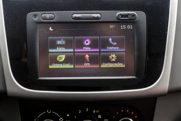 Chevrolet Prisma LT X Renault Logan Expression