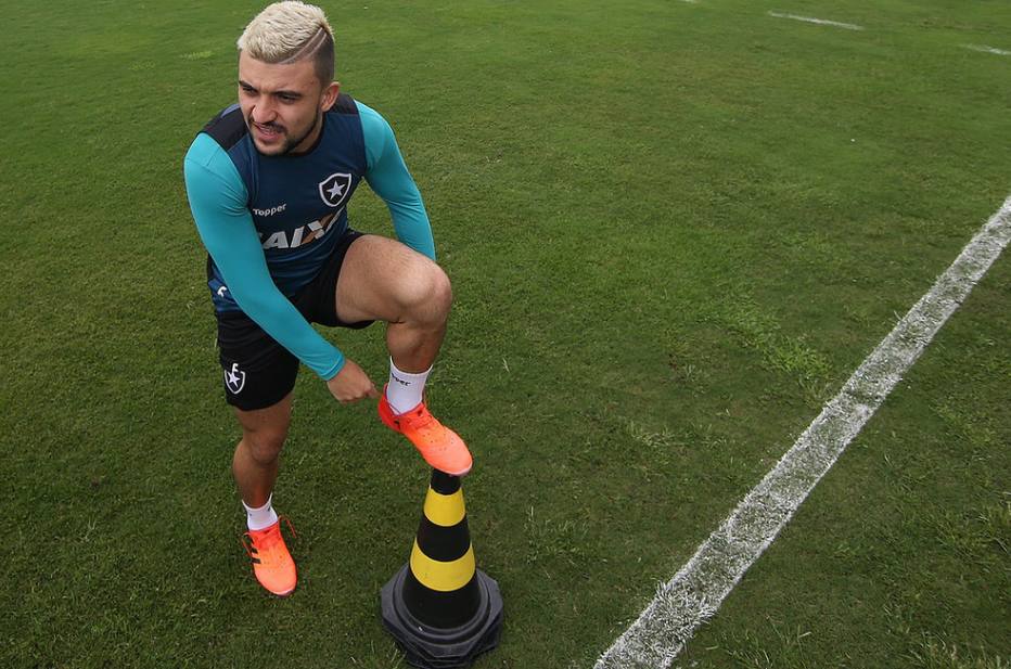 Victor Luís se despede do Botafogo antes de volta ao Palmeiras
