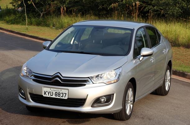 Comparativo: Honda Civic Sport x Citroën C4 Lounge THP