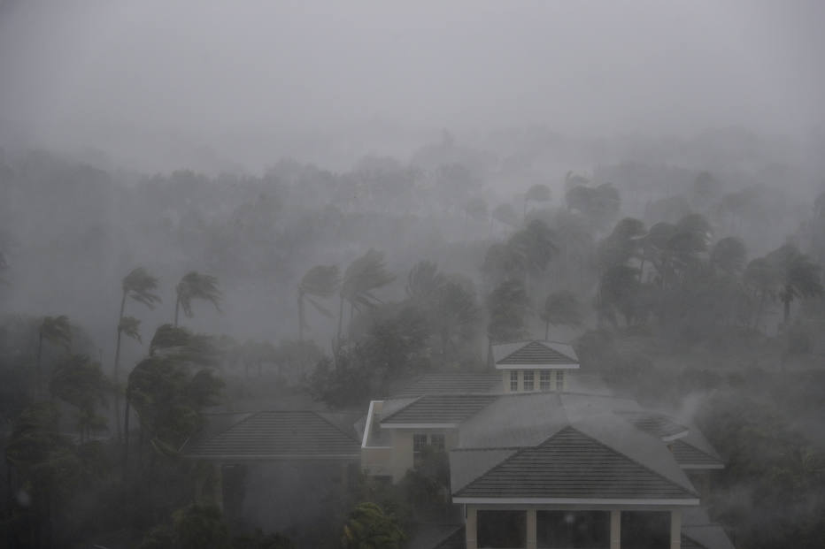 Furacão Irma voltou a tocar os EUA neste domingo, mas foi rebaixado para um fenômeno de categoria 2
