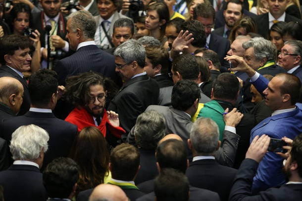 O deputado Jean Wyllys (PSOL-RJ) cuspiu na direção do parlamentar Jair Bolsonaro (PSC-RJ) após votar na Câmara
