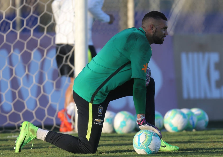 Exigências do Atlético-PR adiam acordo de Weverton com Palmeiras