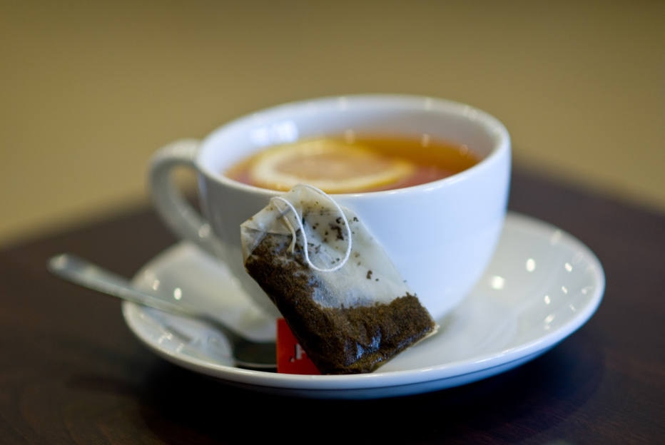 Yusmar Yahaya/Creative Commons - Os chás em pó e de sachê são fáceis de comprar e consumir, mas não trazem os mesmos benefícios que os chás feitos de ervas. Os das plantas, em geral, conservam mais os nutrientes benéficos para a saúde e não contam com conservantes. Os chás em pó e de sachê são fáceis de comprar e consumir, mas não trazem os mesmos benefícios que os chás feitos de ervas. Os das plantas, em geral, conservam mais os nutrientes benéficos para a saúde e não contam com conservantes.