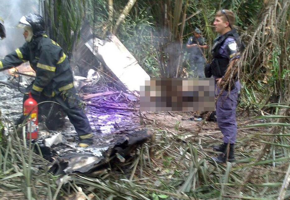 Resultado de imagem para Avião de pequeno porte cai em Manaus; cinco morrem e um homem sobrevive