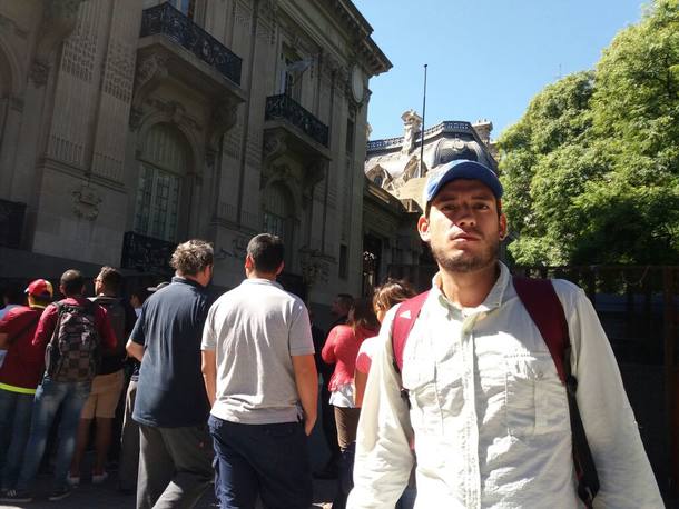 O estudante venezuelano Juan Carlos García, protesta na chancelaria argentina em Buenos Aires, enquanto ministros dos países fundadores do Mercosul discutiam a crise no país