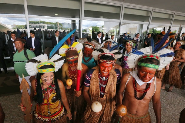 Integrantes de comunidades quilombolas e pescadores protestam em Brasília