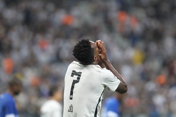 Estudado por goleiro, Jô lamenta pênalti errado e tem apoio de Carille