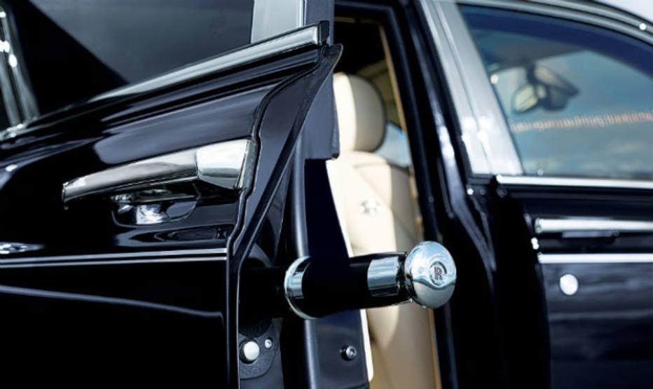 Um mimo comum nos veículos da marca de luxo Rolls Royce, o guarda-chuva fica guardado dentro da porta do motorista. Basta acionar um botão e o objeto aparece.