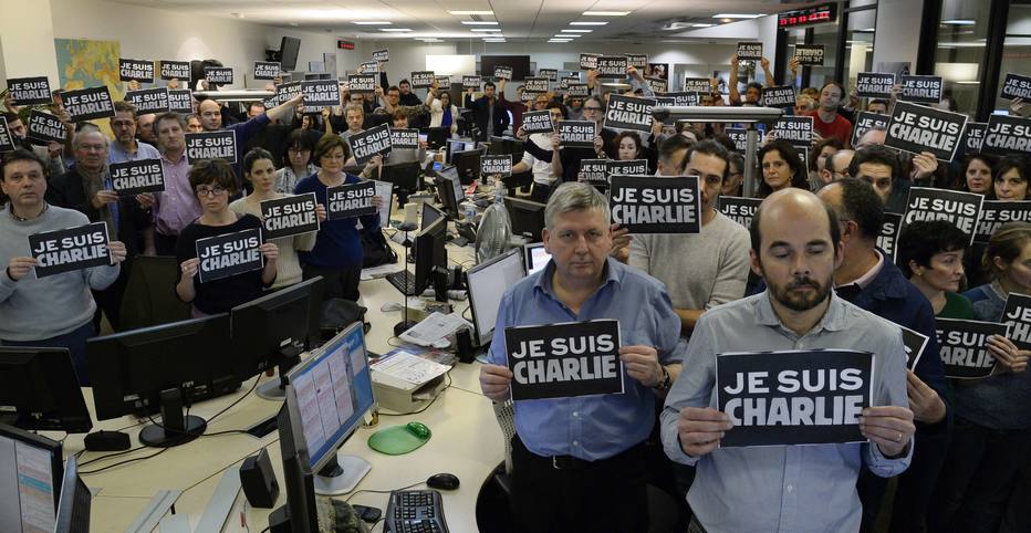 Jornalistas da AgÃªncia France Presse exibem o cartaz " Eu sou Charlie" na redaÃ§Ã£o, em homenagem Ã s  vÃ­timas do ataque Ã  redaÃ§Ã£o do jornal Charile Hebdo, que deixou 12 mortos 