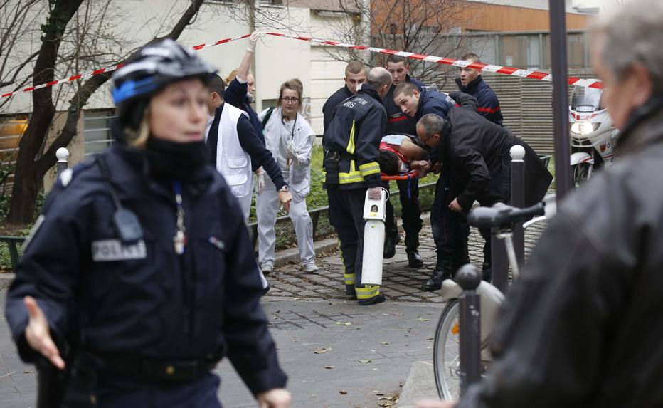 Policiais transferem vÃ­tima de ataque Ã  revista francesa Charlie Hebdo, que deixou ao menos 12 mortos em Paris  