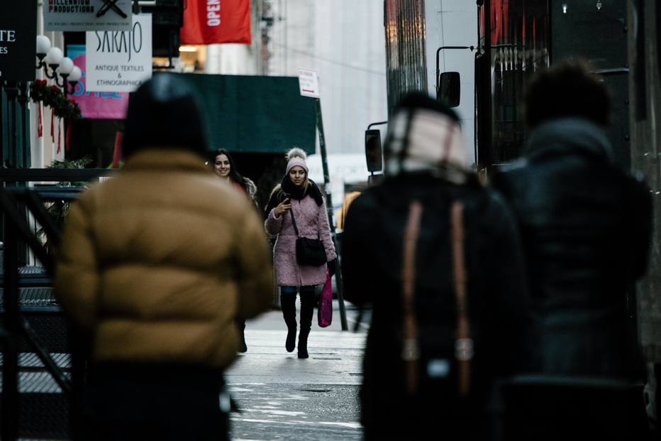 População caminha em rua de Nova York; número de assassinatos na cidade em 2017 deve ser o menor em décadas