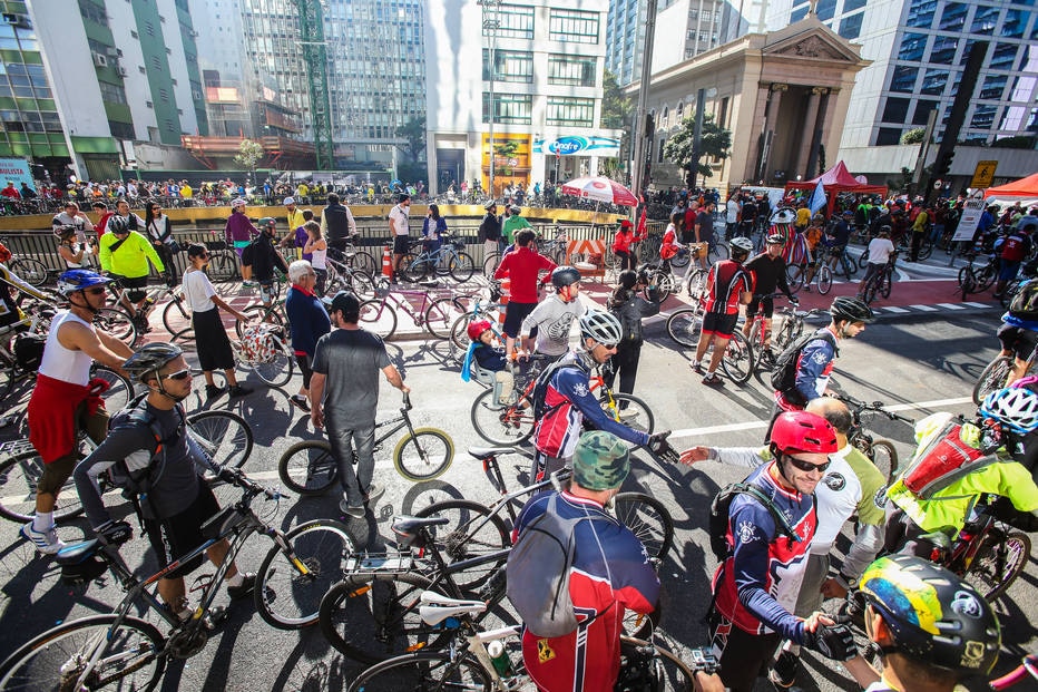 Novidade atrai uma multidão de ciclistas na avenida mais famosa da cidade