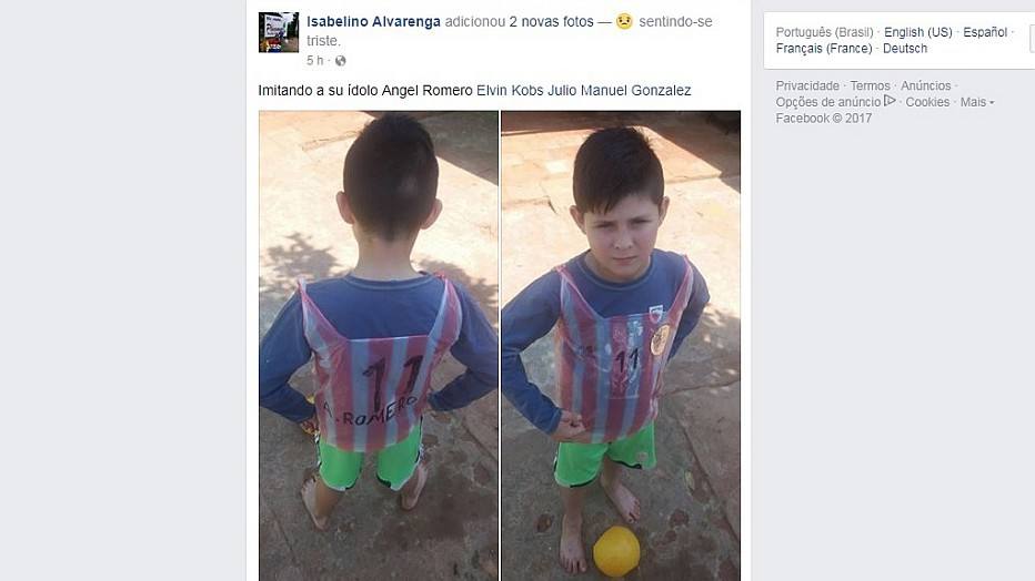 Garoto com a camisa feita de plástico em homenagem ao atacante do Corinthians. Romero