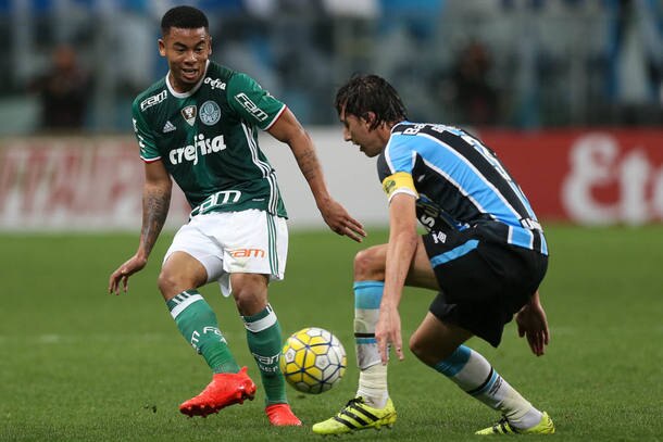 Gabriel Jesus reclama de faltas recebidas: 'Estão sendo muito agressivos'