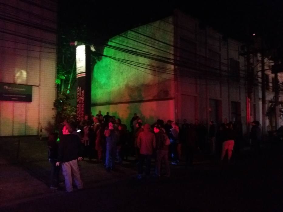 Ativistas pr&oacute;-imigra&ccedil;&atilde;o seguem presos ap&oacute;s briga com grupo de direita