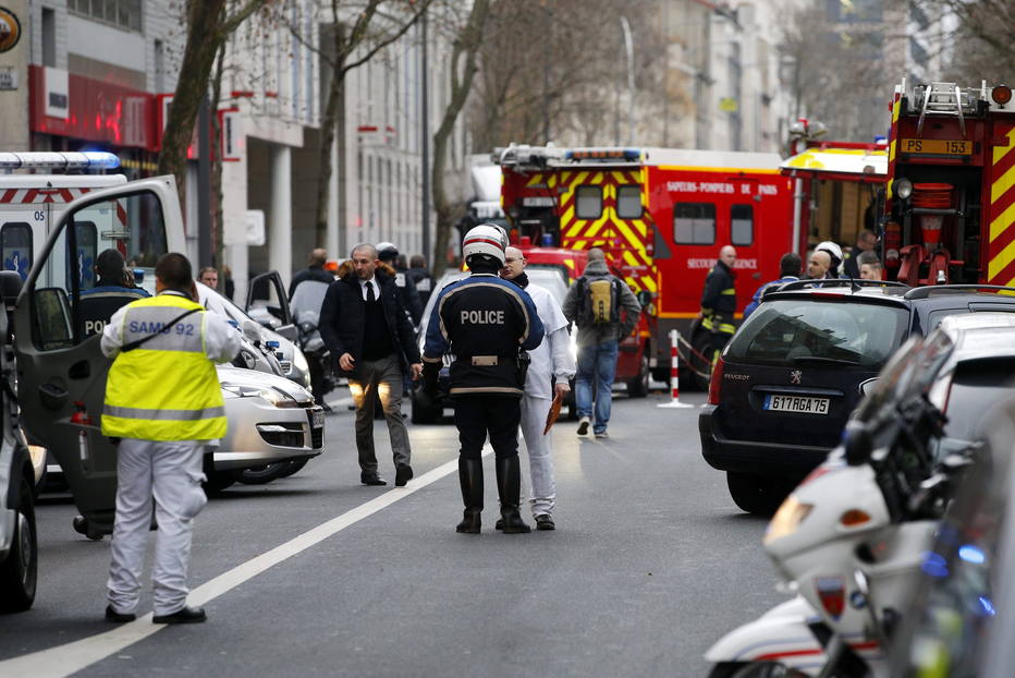 Policiais e equipes de resgate atendem vÃ­tima de tiroteio no sul do Paris, em caso classificado pelo governo francÃªs como 'novo ataque terrorista', um dia depois do atentado ao jornal Charlie Hebdo 
